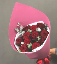11 роз Ред Наоми с эвкалиптом