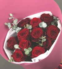 11 роз Ред Наоми с эвкалиптом